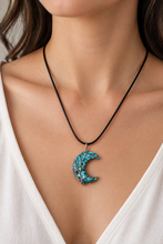 Load image into Gallery viewer, Crescent Moon Necklace